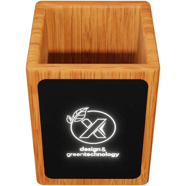 SCX.design O12 Stifthalter aus Holz mit doppeltem USB-Ausgang und Leuchtlogo